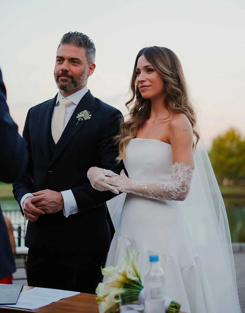 Casal emocionado durante a cerimônia ao entardecer